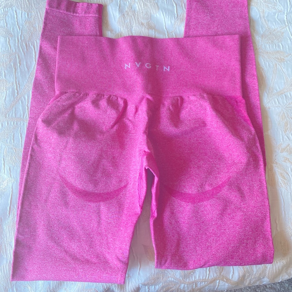 Fuchsia Contour NVGTN Leggings